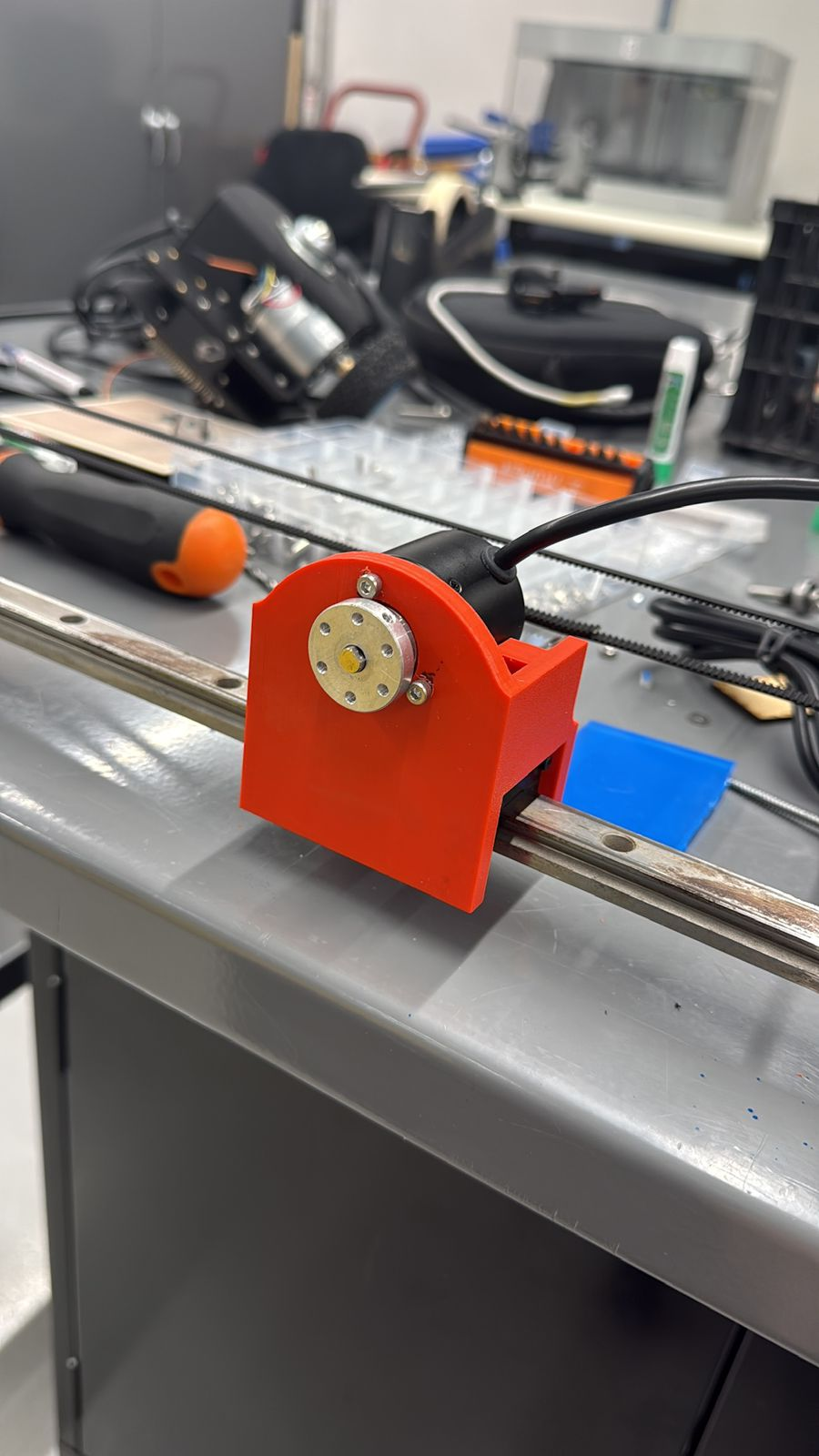 Close-up del encoder rotatorio montado en el carro rojo