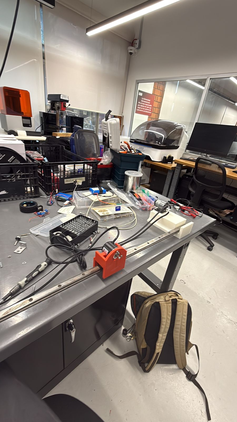 Laboratorio con el equipo completo de trabajo